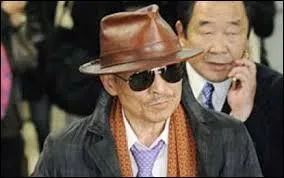 Comment appelle-t-on les mafieux japonais qui forment des organisations trs structures et hirarchises ?