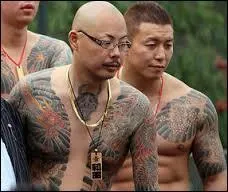 Que doit traditionnellement faire un mafieux japonais en signe de repentir lorsqu'il n'a pas respect un engagement avec un membre de son clan ?