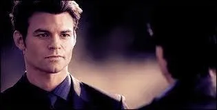 Qui lui retire la dague dans la saison 3 ?