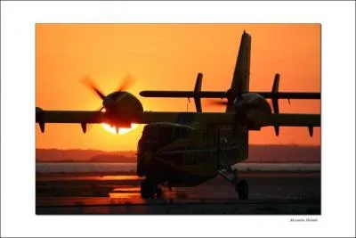 Combien de moteurs possde le Canadair ?