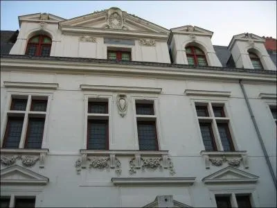 Remontons la rue Sully, bientt sur notre droite nous pouvons admirer un magnifique htel construit entre 1594 et 1611, quel est son nom ?