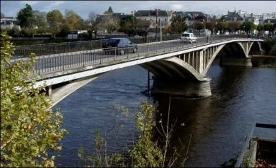 Dirigeons nous maintenant vers le pont Camille-de- Hogues, plus connu sous le nom de pont Neuf, quel est sa particularit ?