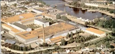 Nous ne terminerons pas notre visite de Chtellerault sans nous rendre  l'ancienne Manufacture d'armes qui abrite aujourd'hui un muse auto moto vlo, que renferme t-elle d'autre ?