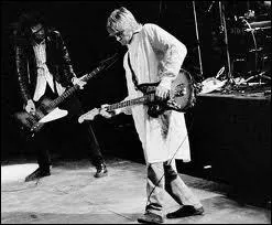 Compltez : except pour l'Unplugged, les membres du groupe avaient pour habitude de .....  la fin des concerts.