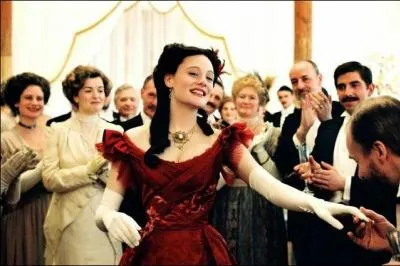 Dans quel film Romola Garai incarne-t-elle une jeune auteur britannique à succès dans les années 1900 ?