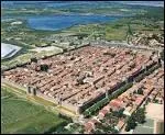 Quelle cit� m�di�vale du sud de la France, enserr�e � l'int�rieur de remparts rectangulaires, fut un port fond� par St Louis au XIIIe si�cle ?