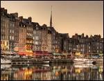 Quelle ville normande clbre pour son vieux port pittoresque a t maintes fois reprsente par les peintres Monet et Boudin ?