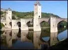 Quelle ville du Lot est connue pour ses monuments tels que le pont Valentr�, l'Arc de Diane ou l'h�tel de Roald�s ?