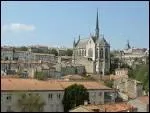 Quelle ville �tablie sur un plateau dominant la Charente, appel�e  balcon du Sud-Ouest , accueille le Festival international de la bande dessin�e ?