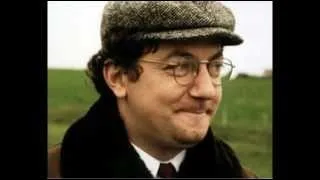 Humoriste et comdien n le 28 octobre 1944, fondateur des  Restaurants du coeur . Sketches clbres :  Et vous trouvez a drle ?  ,  L'horreur est humaine 