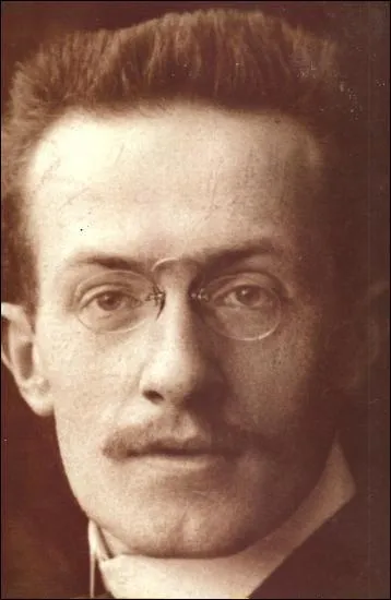 Ecrivain et diplomate n le 29 octobre 1882, auteur de romans ( Suzanne et le Pacifique ) et de thtre :  La Guerre de Troie n'aura pas lieu ,  Electre ,  Ondine 