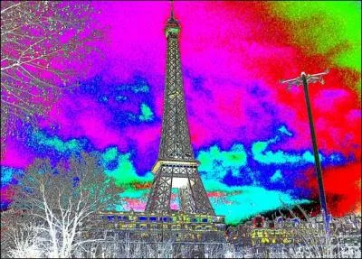 Sachant que la tour Eiffel mesure environ 300 m et qu'elle pse environ 10 000 tonnes, combien pserait un modle rduit de celle-ci haut de 30 m ?