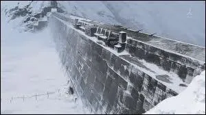 La forteresse dirige par le gnral Amstrong se trouve dans les montagnes de...