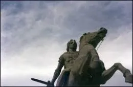 Selon la tradition, le cheval d'Alexandre le Grand, descendrait de l'une de ces juments . Comment s'appelait le cheval du grand conqurant ?