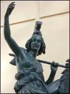 Quelle pice vestimentaire de la femme guerrire, Hracls devait-il rapporter ?