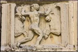 Lors de son dixime travail, comment s'appelait la crature mythologique qu'Hracls a d vaincre pour lui voler son troupeau de bufs ?