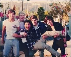 Lors d'un concert, il a ramass le tlphone qu'une fan avait jet sur scne et s'en est servi pour appeler sa mre. Comment s'appelle-t-il ?