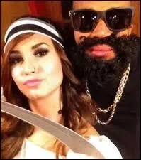 Qui est  gauche de cette photo ?