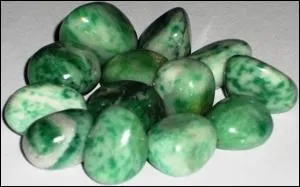 Le Jade est gnralement une pierre verte, cependant on trouve des jades de diffrentes couleurs, lesquelles ?