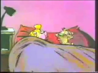 Dans 'C'est qui Bob', que se fait tatouer la femme sur chaque fesse ?