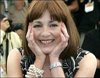 1984. Gloria son mari, ses enfants et sa belle-mre, dans une banlieue de Madrid.