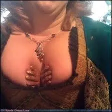 On en reste sans voix ! S'agit-il d'un collier ? D'un corset d'un style trange ? Dans tous les cas...