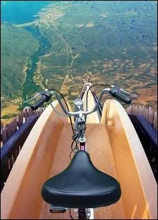 Tout aussi vertigineux, mais j'ignore o se trouve ce lieu et si ce n'est pas un hoax, voici une piste rellement pouvantable de... ?