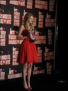 D'aprs le magazine Forbs, c'est la ... . . femme la mieux paye d'Hollywood en 2012