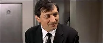 Comment Stphanie appelle-t-elle le chef des preneurs d'otages qui arrivent dans la tour un peu plus tard ?