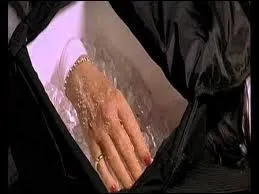 Que s'crie Eric lorsqu'il dcouvre la main tant convoite par les preneurs d'otage ?