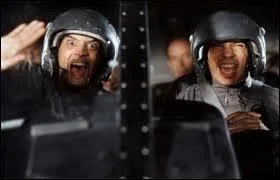 Que fait Eric pour ne pas vomir dans l'hlicoptre  la fin du film ?