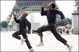 A la fin du film, que fait croire Stphanie aux deux laveurs de vitres pour qu'ils la laissent ?