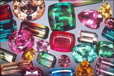 Aucune gemme n'offre une gamme aussi riche que la mienne, mes varits les plus apprcies sont la rubellite et la verdelite, je suis :