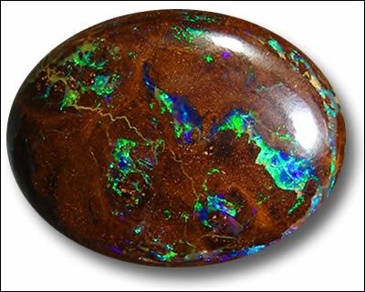 Quel était le nom de l'opale à la couleur très intense, offerte par Napoléon à Joséphine de Beauharnais ?