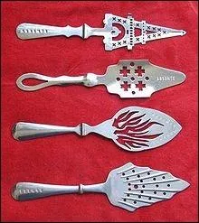 En Espagne, une curiosit isole fabrique depuis des dcennies sous le nom de Serpis est une absinthe de couleur :