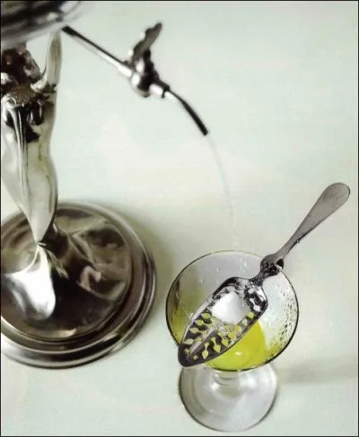 Si on suit le rituel traditionnel de prparation, comment doit-on verser l'eau ?