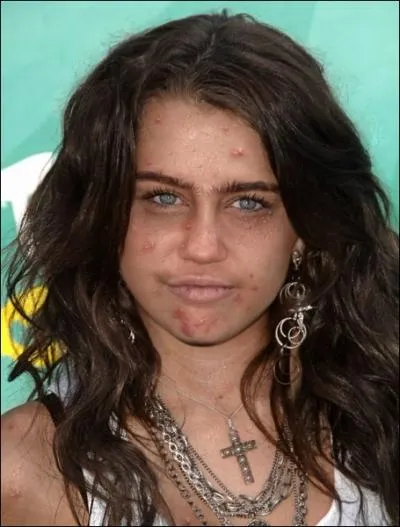 Actrice, chanteuse, auteure-compositrice-interprte, danseuse, musicienne, designer actrice de doublage, mais nulle en maquillage ! Qui est-ce ?