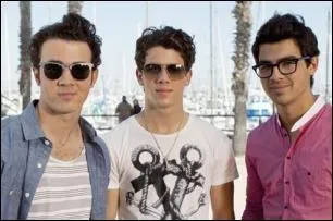 Dans le dernier pisode de la saison 2, que chantent les garons pour faire taire la rumeur que leur groupe va se sparer ?