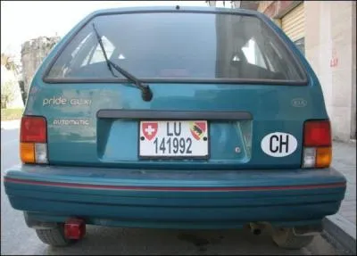 Politique trangre : que veut dire le  CH   l'arrire des voitures  Genve ?