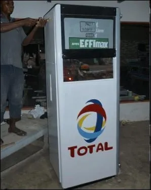 Canette de bire, pompe  essence, Mercds... . Dans quel pays africain, les cercueils prennent ces formes insolites  la demande des clients ?