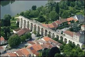 Je me rends  Jouy-aux-Arches, o les habitants portent le nom de ...