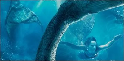 Quelle est la couleur de cheveux de la premire sirne qui arrive  la barque ?