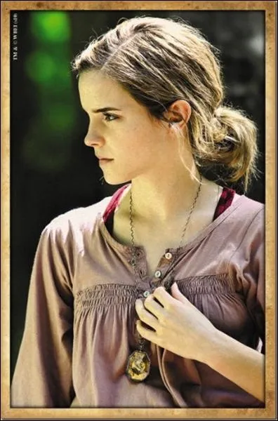 Que porte Hermione au cou ?