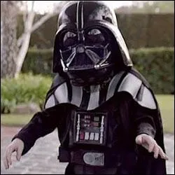 Une ide gniale pour cette jolie pub consacre  une voiture, avec un mini-Dark Vador qui joue fort bien son rle muet. Que va-t-il se passer ?