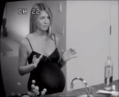 Voici une pub pour une eau minrale, qui prouve combien Jen Aniston a de l'humour vis  vis d'elle-mme. A votre avis, qu'y dcouvre-t-on ?