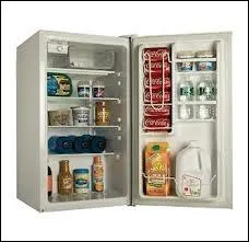 Voici une pub pour un soda ultra connu, dont les spots sont souvent banals. En voici une mignonne et amusante, grce  un petit rat  anim . Le rat se dguise pour arriver au frigo, en quoi ?