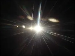 Quelle particule lmentaire est  l'origine du pouvoir de voir, de la tlcommunication, de la radiographie ou encore du bronzage ?