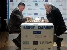 Garry Kasparov a perdu son titre mondial de champion d'checs face  Anatoli Karpov en 1985.
