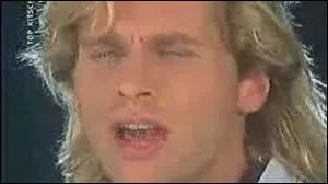 Qui chantait  Dans les miroirs chinois, dans le bleu des photos, dans le regard d'un chat, dans les ailes d'un oiseau, dans la force d'un arbre, dans la couleur de l'eau, je te survivrai  ?