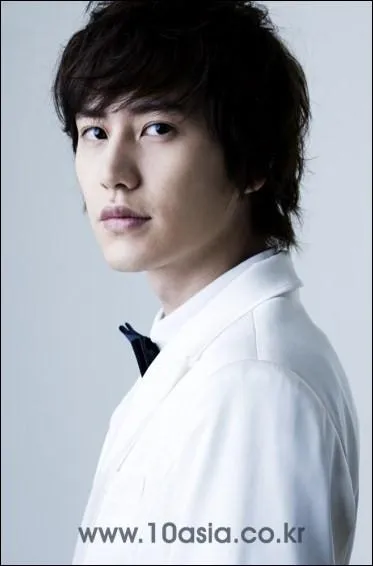 Dans la chanson  Super girl  de Super Junior qui chante en premier ?